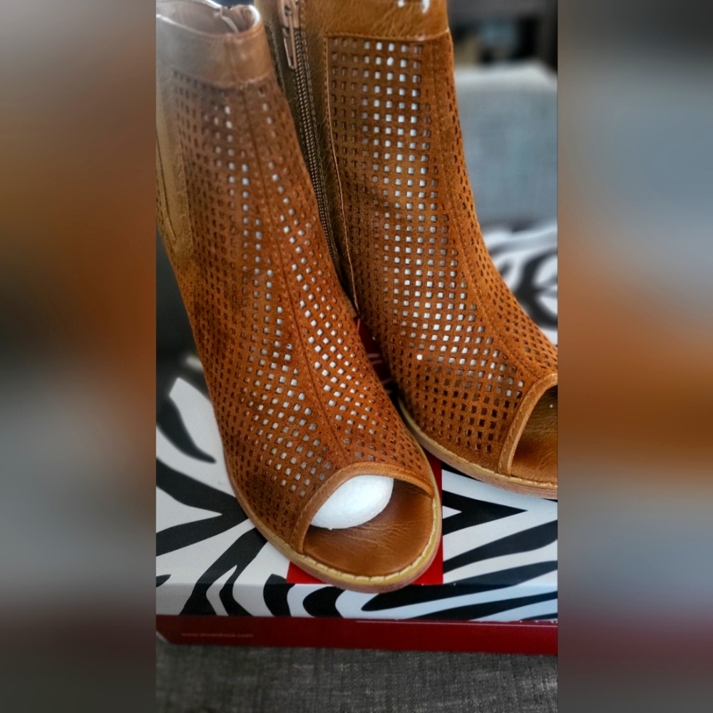LIKE NEW!! Brown Booties WOMENS SIZE 9 1/2